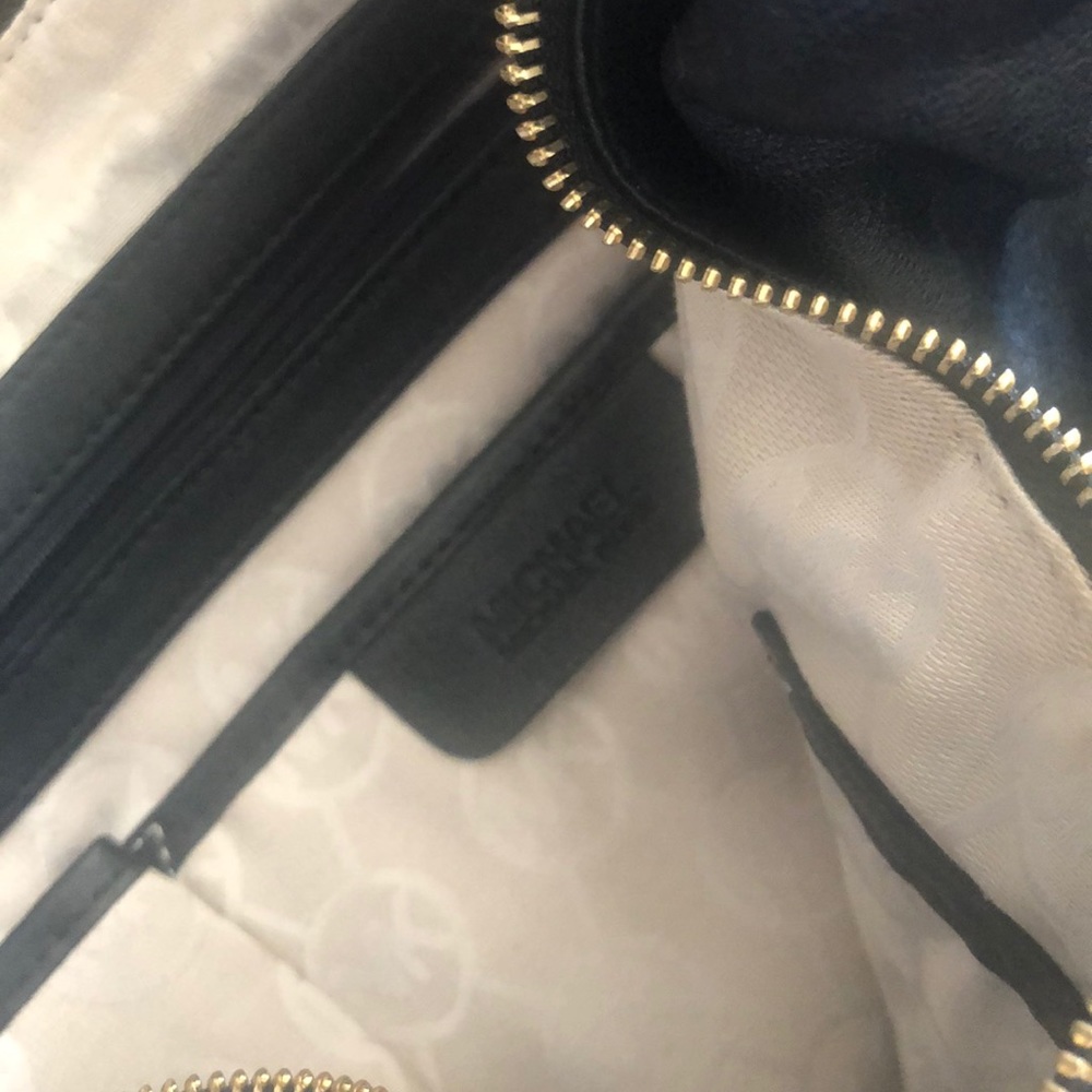 Like new ! Worn 2 times . Michael Kors leather bag - Picture 5 of 5